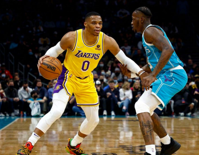 清晨纽约尼克斯单刀错失——欧联节点到来，压力陡增，临场指挥获称赞的简单介绍